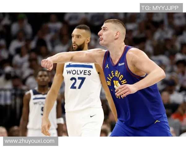 美国足球明星挑战篮球赛场展现全能运动员风采与激情对决 美国足球明星挑战篮球赛场展现全能运动员风采与激情对决